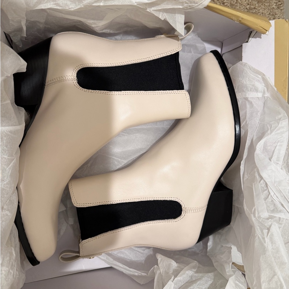 “New” Michael Kors White Ankle Boots size7